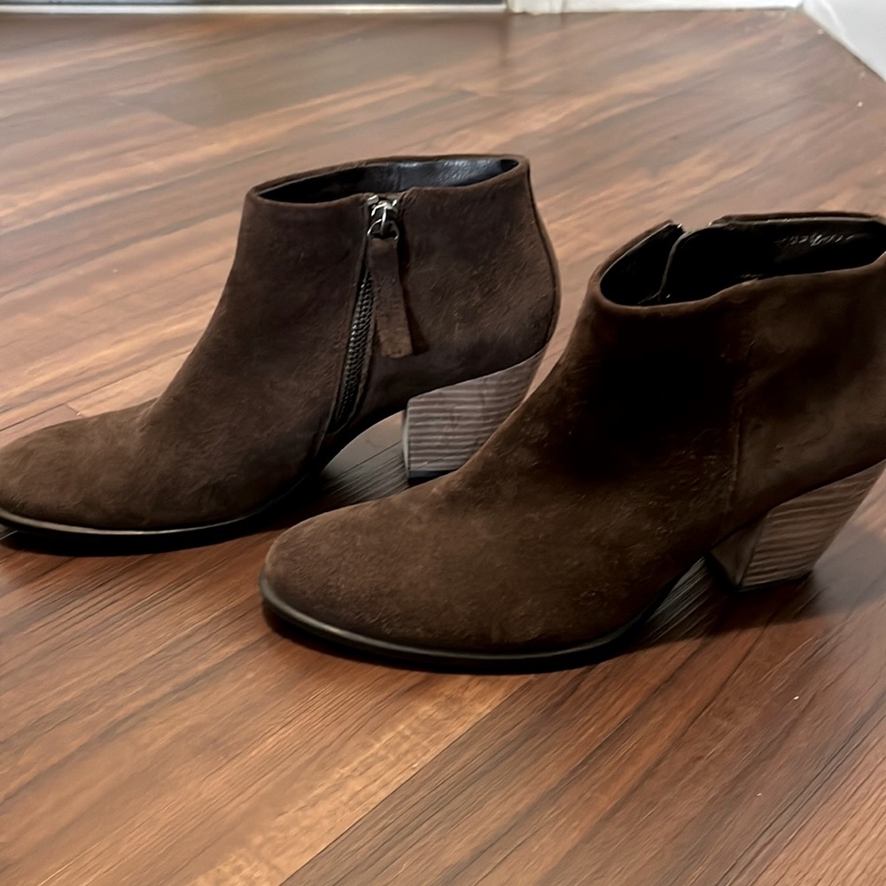 ECCO. Danish Design suede boots